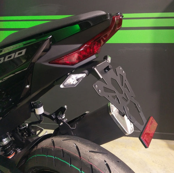 V części uchwyt tablicy rejestracyjnej Czarny Kawasaki Ninja 400 C8-SPK018