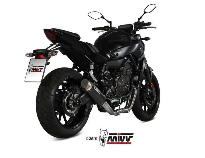 MIVV GP PRO Full Exhaust System monterat på Yamaha MT-07 00.73.Y.045.L2P, visat bakifrån med sportig design och kolfiberljuddämpare.