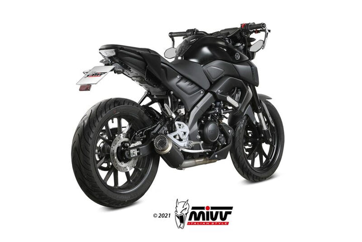 Yamaha MT 125 utrustad med MIVV GP Pro Full Exhaust System Black Stainless Steel, visad bakifrån i vinkel för att framhäva avgassystemet.