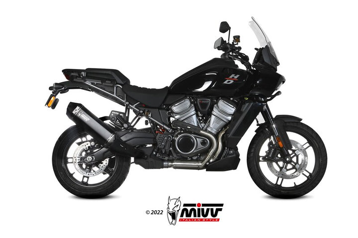 Harley Davidson Pan America utrustad med MIVV Speed Edge Slip-On ljuddämpare i svart rostfritt stål/kolfiber. Premium tillbehör för motorcykelentusiaster.