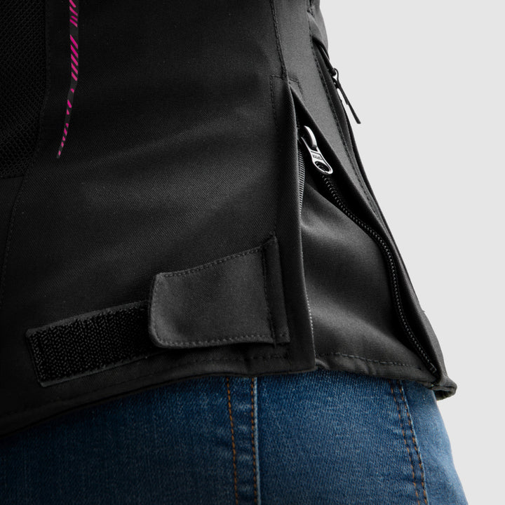Sidoficka med dragkedja på Rebelhorn Dam Textil Mc-Jacka Jax. Praktisk och funktionell design för motorcykelkörning.