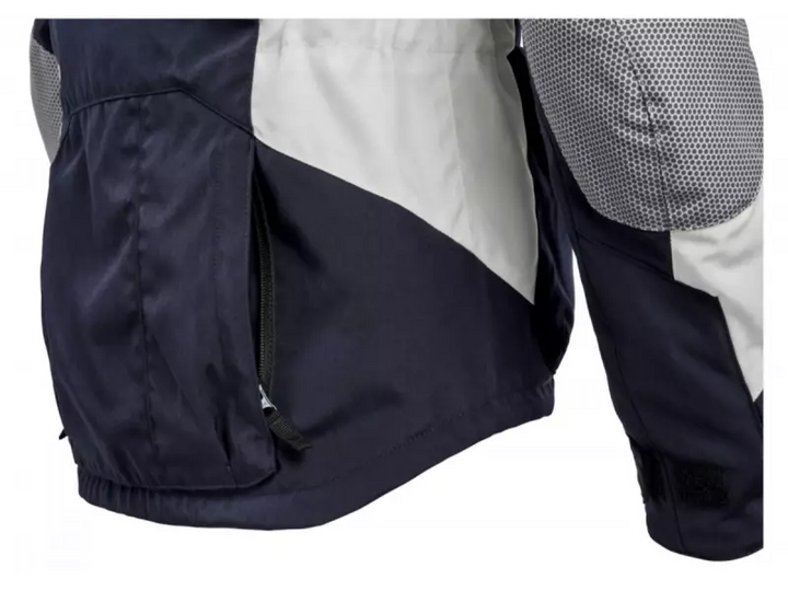 Sidovy av BMW Textil Mc-Jacka Pacedry Adventure Blå med ventilationsöppningar och förstärkta paneler.