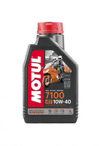 Motul Motorolja 7100 4T 10w-40 1L med röd kork och etikett som visar en motorcykel. Perfekt för fyrtaktsmotorer inom väg, off-road och äventyr.