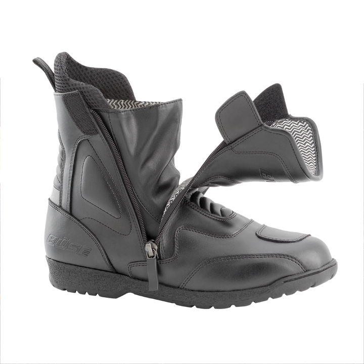 BÜSE Unisex Mc-Stövlar B80 Evo vattentäta i svart med öppnad dragkedja och kardborreband. Ergonomisk passform och slitstarkt material för optimal komfort.