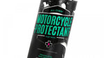 Närbild av Muc-Off Motorcycle Protectant 500ml med tydlig etikett som visar produktens funktion för motorcykelunderhåll.