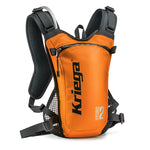 Kriega Hydro-2 mc-ryggsäck i orange med 2L Shape Shift™-vätskebehållare och hands-free kit. Perfekt för offroad och tävling.