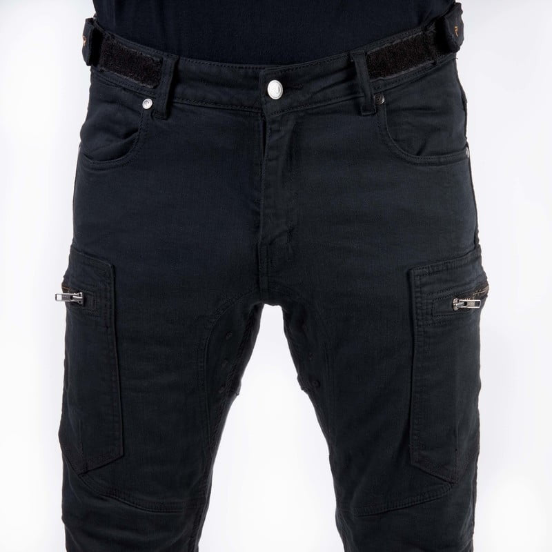 Närbild av Rebelhorn Kevlar Mc-Jeans Urban III Svart med robusta fickor och förstärkningar. Designade för säkerhet och stil på motorcykeln.